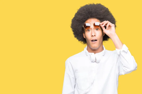 Joven Afroamericano Con Cabello Afro Usando Gafas Sol Auriculares Asustado —  Fotos de Stock