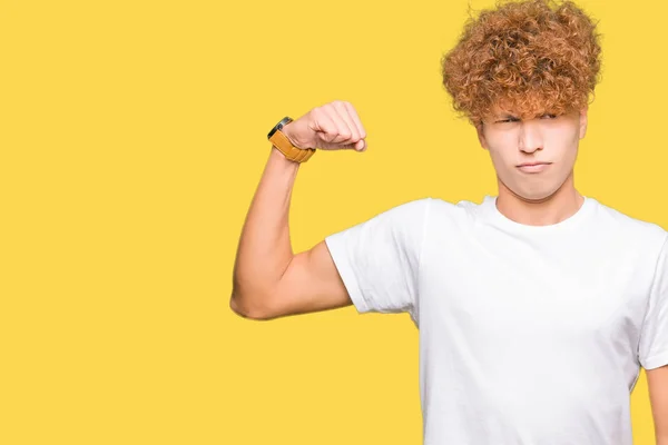 Ung Vacker Man Med Afro Hår Bär Casual Vit Shirt — Stockfoto