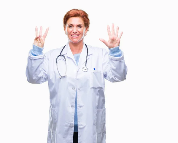 高级白种人医生妇女穿着医疗制服在孤立的背景显示和手指指向八号 同时微笑着自信和快乐 — 图库照片