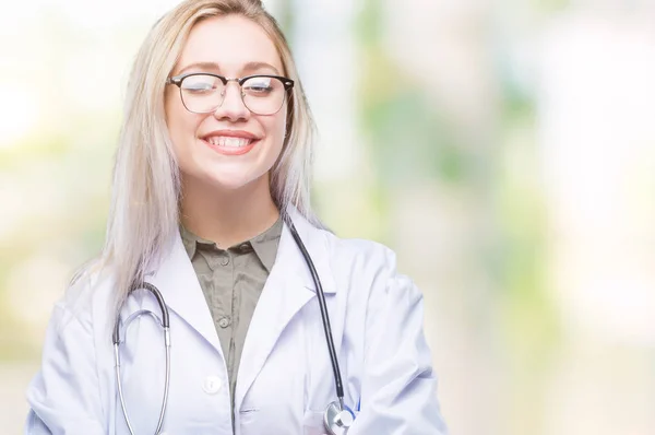 Joven Doctora Rubia Sobre Fondo Aislado Cara Feliz Sonriendo Con — Foto de Stock