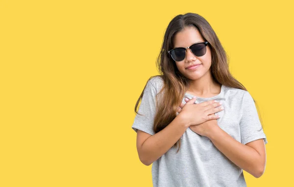 Junge Schöne Brünette Frau Mit Sonnenbrille Über Isoliertem Hintergrund Lächelnd — Stockfoto