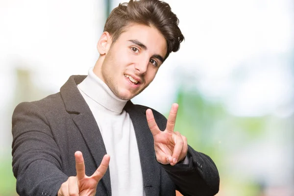 Jeune Homme Élégant Portant Manteau Hiver Sur Fond Isolé Souriant — Photo