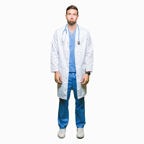 Gutaussehender Arzt Medizinischer Uniform Über Isoliertem Hintergrund Der Mit Lustigem — Stockfoto