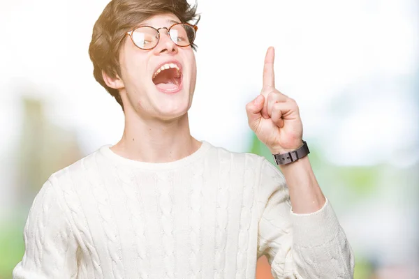 Homem Bonito Jovem Usando Óculos Sobre Fundo Isolado Apontando Dedo — Fotografia de Stock