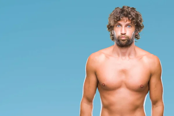セクシーで変な顔で頬に息を切らし孤立の背景に上半身裸男はハンサムなヒスパニック系モデル クレイジー式空気で膨らませ口 — ストック写真