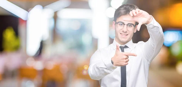 Junger Geschäftsmann Mit Brille Vor Isoliertem Hintergrund Lächelnd Und Mit — Stockfoto