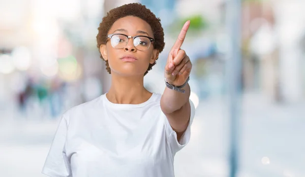 Mooie Jonge African American Vrouw Dragen Bril Geïsoleerde Achtergrond Wijzen — Stockfoto