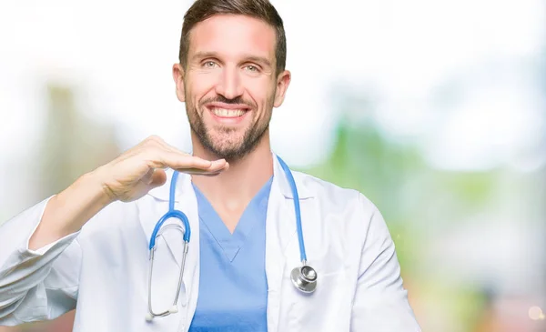 Hombre Guapo Doctor Vistiendo Uniforme Médico Sobre Fondo Aislado Gesto —  Fotos de Stock