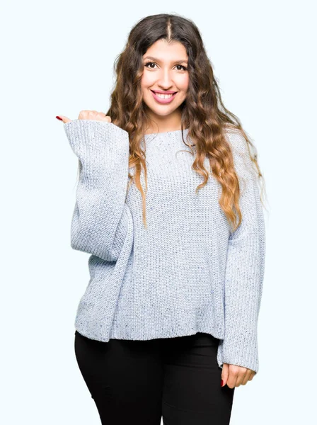 Mujer Hermosa Joven Vistiendo Suéter Invierno Sonriendo Con Cara Feliz — Foto de Stock