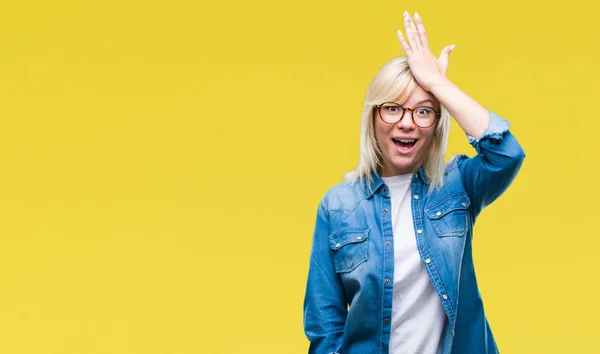 Joven Hermosa Mujer Rubia Con Gafas Sobre Fondo Aislado Sorprendido —  Fotos de Stock