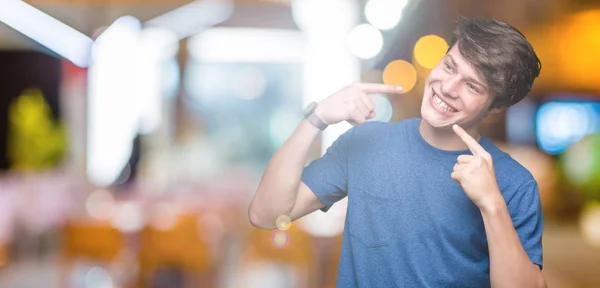 Der Junge Gutaussehende Mann Trägt Ein Blaues Shirt Über Isoliertem — Stockfoto