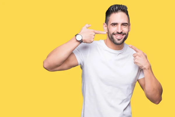 Jovem Vestindo Camiseta Branca Casual Sobre Fundo Isolado Sorrindo Confiante — Fotografia de Stock