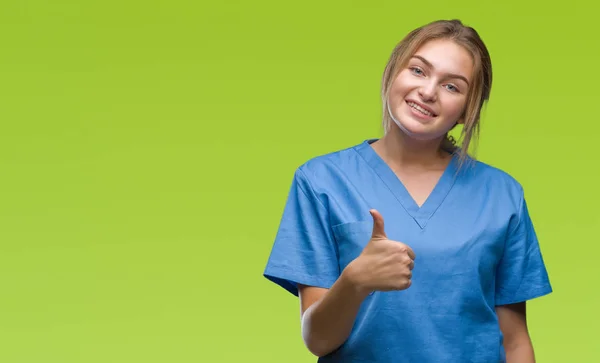 Jonge Kaukasische Verpleegkundige Vrouw Chirurg Uniform Dragen Geïsoleerde Achtergrond Gelukkig — Stockfoto