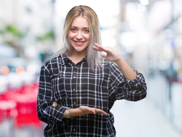 Giovane Donna Bionda Sfondo Isolato Gesticolando Con Mani Che Mostrano — Foto Stock