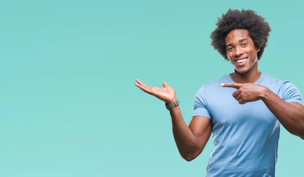 Afro Amerikansk Man Över Isolerad Bakgrund Förvånad Och Ler Mot — Stockfoto