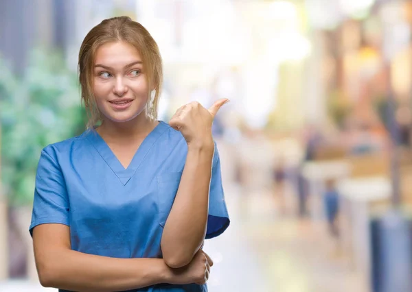 Junge Kaukasische Krankenschwester Die Chirurgenuniform Über Isoliertem Hintergrund Trägt Lächelnd — Stockfoto