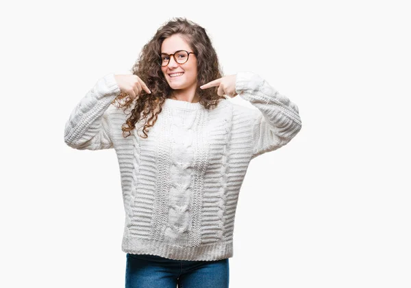 Schöne Brünette Lockige Haare Junges Mädchen Das Winterpullover Über Isoliertem — Stockfoto