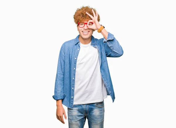 Homem Bonito Jovem Com Cabelo Afro Usando Óculos Fazendo Gesto — Fotografia de Stock