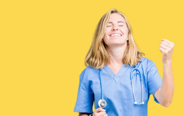 Schöne Junge Ärztin Uniform Über Isoliertem Hintergrund Sehr Glücklich Und — Stockfoto