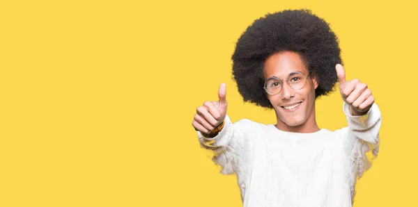 Unga Afroamerikanska Man Med Afro Hår Glasögon Godkänna Tummen Gör — Stockfoto