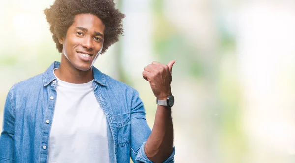 Afro Amerikansk Man Över Isolerade Bakgrund Leende Med Glada Ansikte — Stockfoto