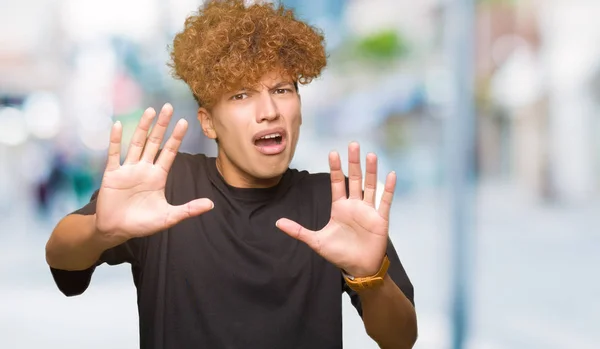 Joven Hombre Guapo Con Pelo Afro Vistiendo Camiseta Negra Asustado — Foto de Stock