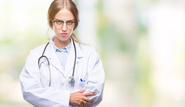 Linda Jovem Mulher Médica Loira Vestindo Uniforme Médico Sobre Fundo — Fotografia de Stock