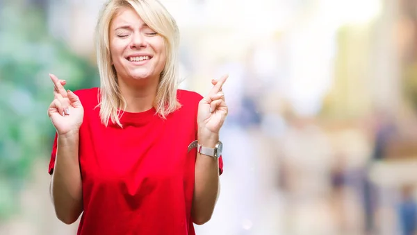 Joven Mujer Rubia Hermosa Vistiendo Camiseta Roja Sobre Fondo Aislado — Foto de Stock