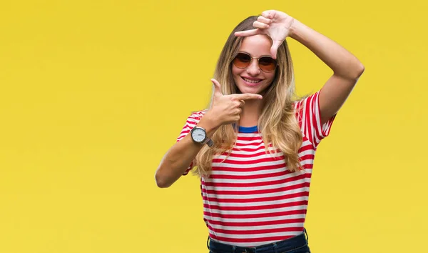 Junge Schöne Blonde Frau Mit Sonnenbrille Über Isoliertem Hintergrund Lächelnd — Stockfoto