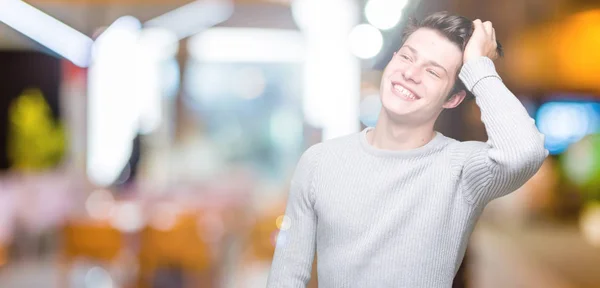Joven Hombre Guapo Usando Suéter Invierno Sobre Fondo Aislado Sonriendo —  Fotos de Stock