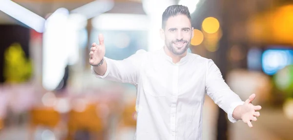 Jovem Homem Negócios Sobre Fundo Isolado Olhando Para Câmera Sorrindo — Fotografia de Stock