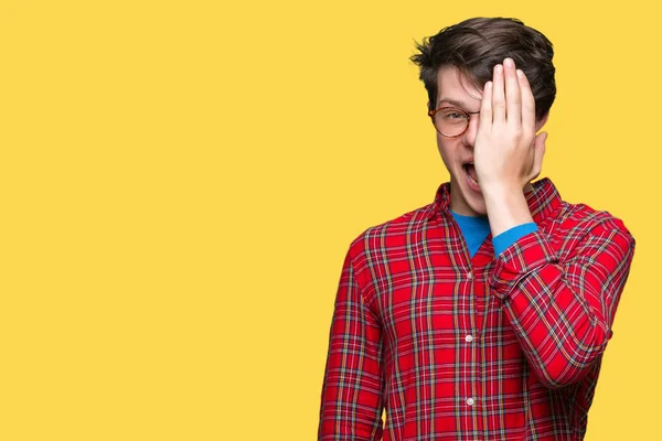 Young Handsome Man Wearing Glasses Isolated Background Covering One Eye — Stock Photo, Image