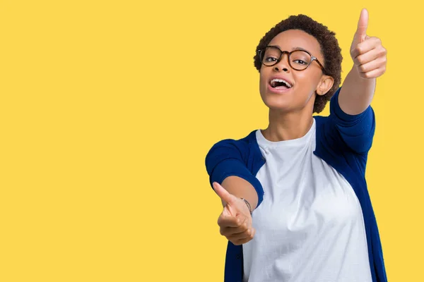 Joven Mujer Afroamericana Hermosa Con Gafas Sobre Fondo Aislado Aprobando —  Fotos de Stock