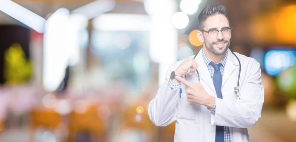 Bonito Jovem Médico Homem Sobre Fundo Isolado Pressa Apontando Para — Fotografia de Stock