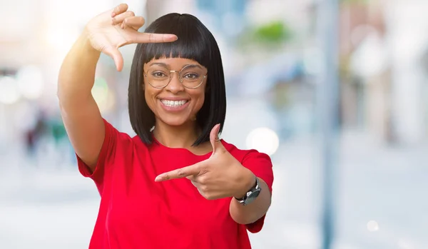 Linda Jovem Afro Americana Vestindo Óculos Sobre Fundo Isolado Sorrindo — Fotografia de Stock