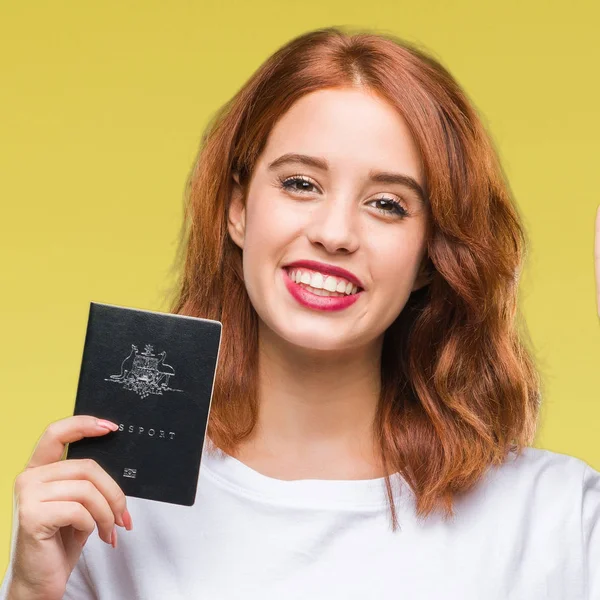 Joven Hermosa Mujer Con Pasaporte Australia Sobre Fondo Aislado Sorprendido —  Fotos de Stock
