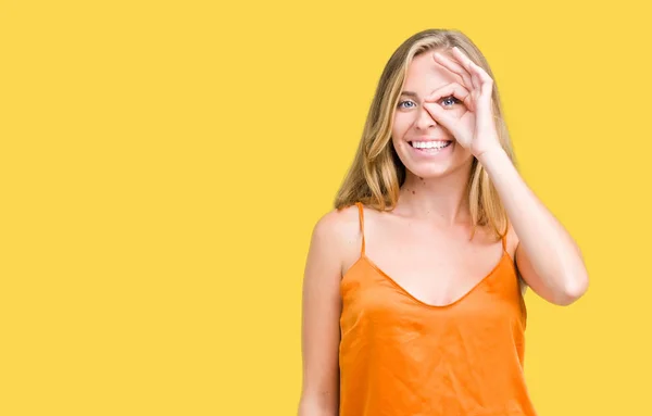Gyönyörű Fiatal Visel Narancssárga Inget Elszigetelt Háttérben Gesztus Mosolyogva Szemmel — Stock Fotó