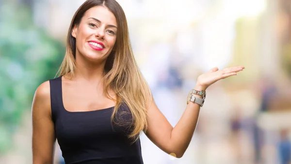 Young Beautiful Woman Isolated Background Smiling Cheerful Presenting Pointing Palm — Stock Photo, Image