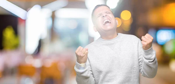 Hombre Árabe Mediana Edad Con Sudadera Deportiva Sobre Fondo Aislado —  Fotos de Stock