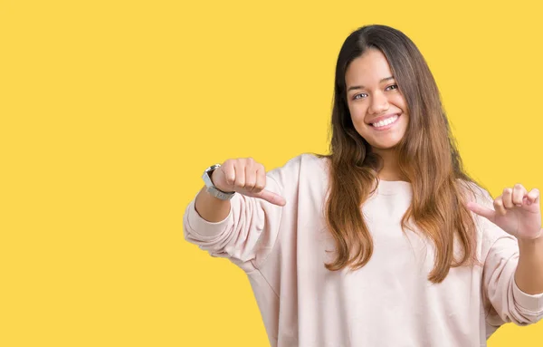 Jovem Mulher Bonita Morena Vestindo Camisola Rosa Sobre Fundo Isolado — Fotografia de Stock