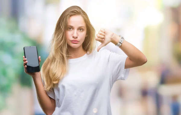 Jovem Bela Mulher Loira Mostrando Tela Smartphone Sobre Fundo Isolado — Fotografia de Stock