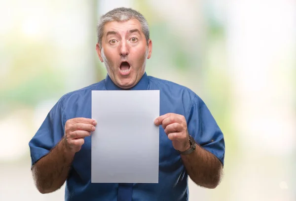 Hombre Mayor Guapo Sosteniendo Papel Hoja Blanco Sobre Fondo Aislado —  Fotos de Stock