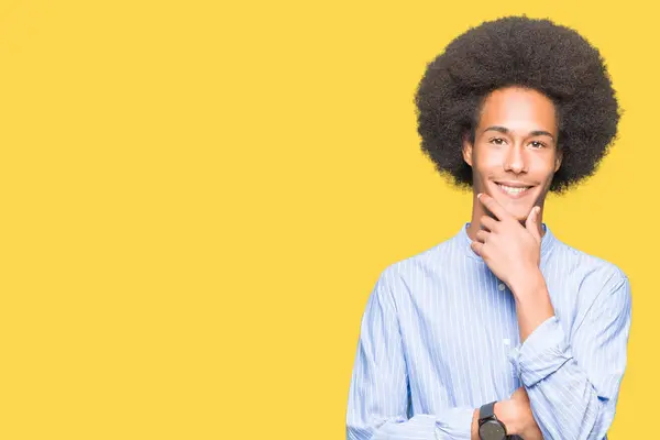 非洲青年美国人 非洲头发看起来自信的镜头与交叉的手臂和手提出的下巴微笑 积极的思考 — 图库照片