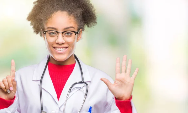 Junge Afroamerikanische Ärztin Über Isoliertem Hintergrund Die Mit Fingern Nummer — Stockfoto