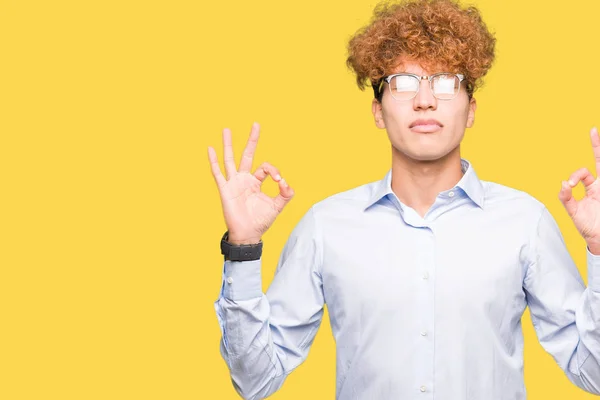 Junger Gutaussehender Geschäftsmann Mit Afro Brille Entspannt Sich Und Lächelt — Stockfoto