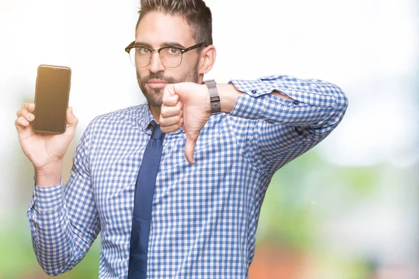 Young Business Man Showing Smartphone Screen Isolated Background Angry Face — Stock Photo, Image