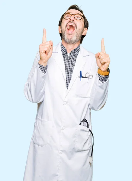 Середнього Віку Лікарі Чоловіки Медичному Пальто Здивовані Здивовані Дивлячись Вгору — стокове фото