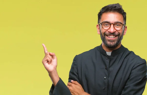 사이드 카메라 손가락으로 가리키는 얼굴에 미소와 스페인 카톨릭 — 스톡 사진