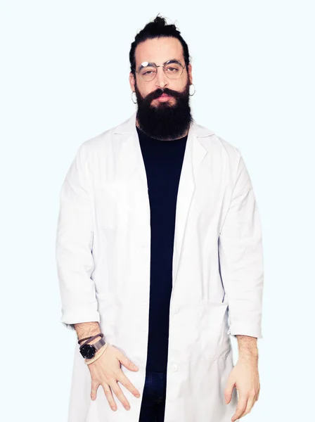 Orvos Terapeuta Ember Hosszú Haj Medve Visel Fehér Kabátot Depressziós — Stock Fotó
