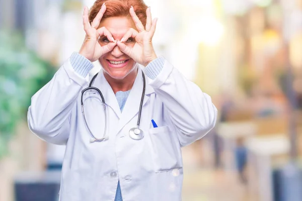 Médica Caucasiana Sênior Vestindo Uniforme Médico Sobre Fundo Isolado Fazendo — Fotografia de Stock